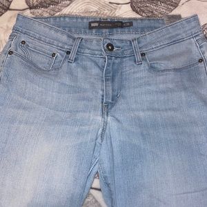 Levi’s Mid rise slight curve 6/28